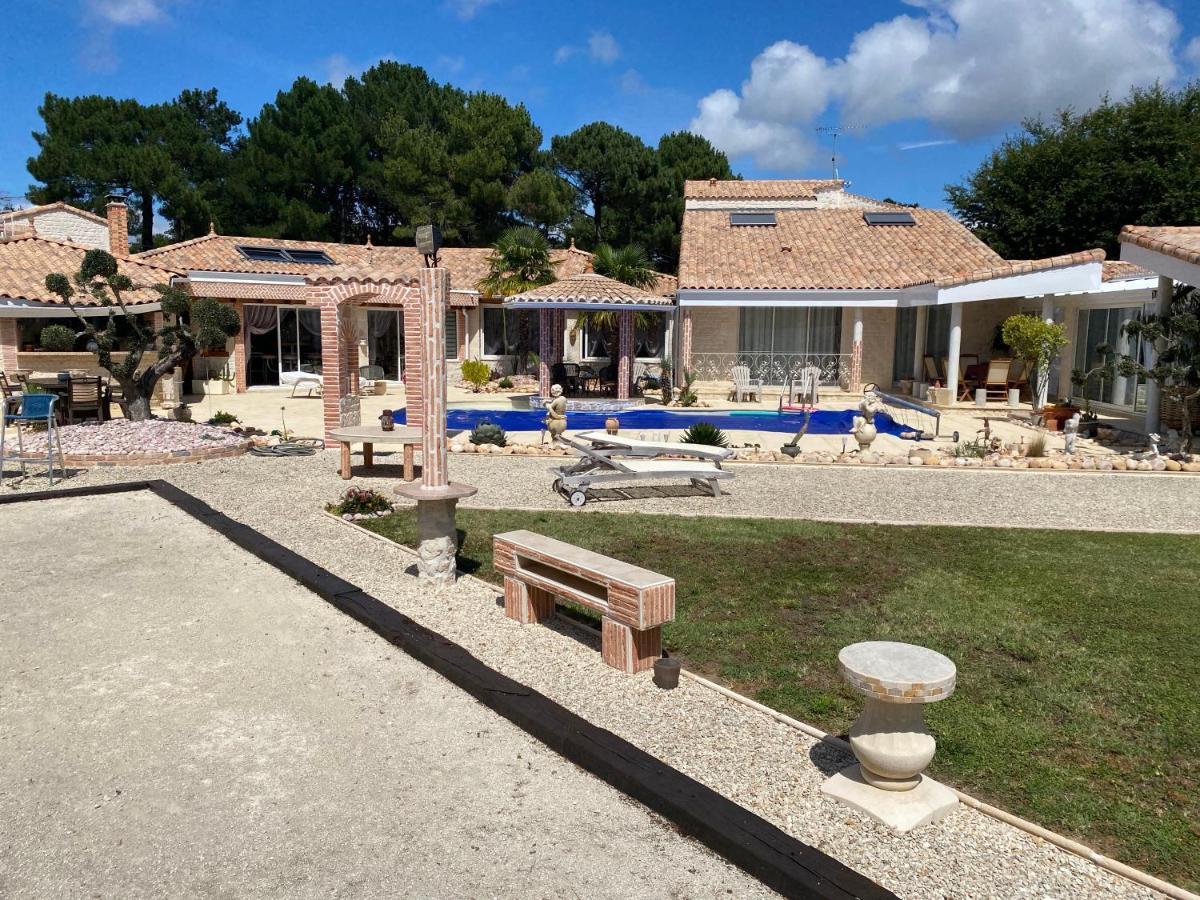 Le Mas Des Mathes, Chambres D'Hotes, Studios Les Mathes Exterior photo
